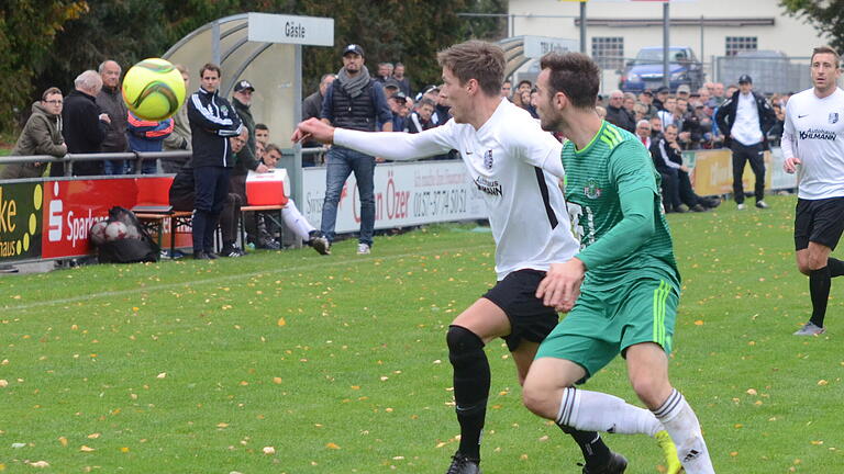 Fußball Bayernliga, TSV Karlburg - DJK Ammerthal am Samstag, 19. Oktober 2019: links David Machau (Karlburg), rechts Daniel Gömmel (Ammerthal)