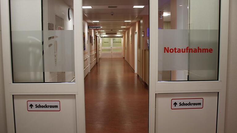 Ist der Landkreis Main-Spessart aufgrund seiner finanziellen Belastungen bald ein Fall für die Notaufnahme (im Bild jene des Lohrer Krankenhauses)? Mancher Kreisrat befürchtet das.