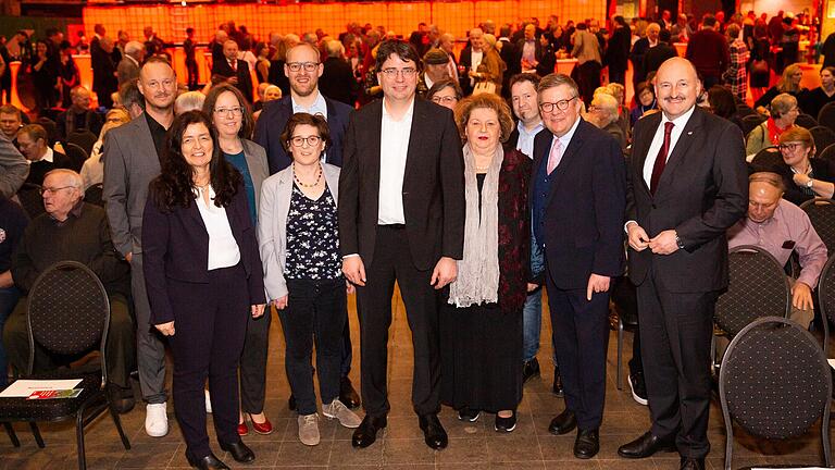 Er wollte vorne stehen: SPD-Chef Florian von Brunn (Mitte) beim Neujahrsempfang der SPD Würzburg Stadt und Land mit Parteifreunden (von links): Tobi Grimm, Christine Haupt-Kreutzer, Lore Koerber-Becker, Alexander Kolbow, Freya Altenhöner, Eva Maria Linsenbreder, Jojo Schulz, Volkmar Halbleib und Bernd Rützel. Er wollte vorne stehen: SPD-Chef Florian von Brunn (Mitte) beim Neujahrsempfang der SPD Würzburg Stadt und Land mit Parteifreunden (von links): Tobi Grimm, Christine Haupt-Kreutzer, Lore Koerber-Becker, Alexander Kolbow, Freya Altenhöner, Eva Maria Linsenbreder, Jojo Schulz, Volkmar Halbleib und Bernd Rützel. 