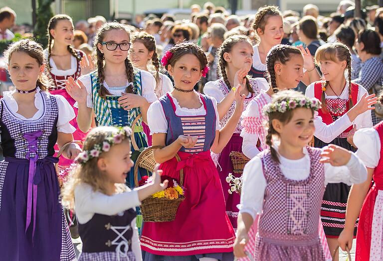 Tausende von Schaulustigen säumten 2017 die Straßen der Kitzinger Gärtnervorstadt, um einen farbenprächtigen Kirchweihumzug zu bestaunen. Tausende von Schaulustigen säumten 2017 die Straßen der Kitzinger Gärtnervorstadt, um einen farbenprächtigen Kirchweihumzug zu bestaunen.