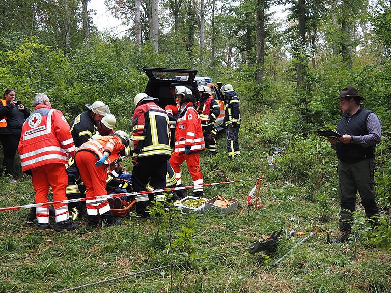Der angehende Forsttechniker Lukas Zier hatte die Übung genau im Blick, inklusive Abtransport der Verletzten zum 'Ranger'. Der angehende Forsttechniker Lukas Zier hatte die Übung genau im Blick, inklusive Abtransport der Verletzten zum 'Ranger'.