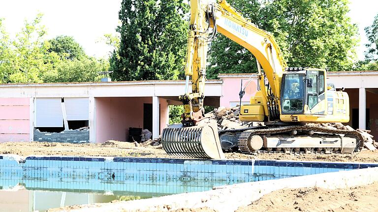 Das Volkacher Freibad gleicht aktuell einer Bauruine. Bis zur Saisoneröffnung 2026 soll das neue Freibad fertig sein. Das Volkacher Freibad gleicht aktuell einer Bauruine. Bis zur Saisoneröffnung 2026 soll das neue Freibad fertig sein.