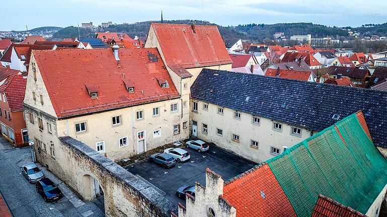 Im Fronhof wird eine leerstehende Wohnung zu Büroräumen umgebaut. Im Fronhof wird eine leerstehende Wohnung zu Büroräumen umgebaut.