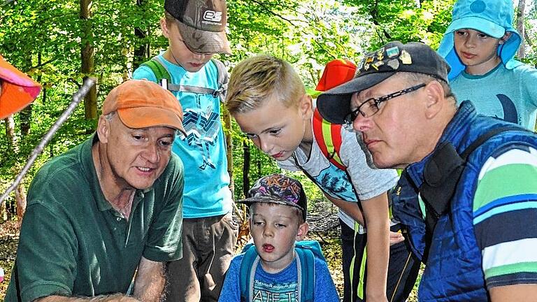 Natur pur: Dem vielfältigen Leben im Wald kam ein knappes Dutzend Kinder im Rahmen des Ermershäuser Ferienprogramms auf die Spur. Fachkundig geführt wurden sie bei diesem Walderlebnistag am Donnerstag von Förster Wolfgang Meiners (links) und Walter Herold.