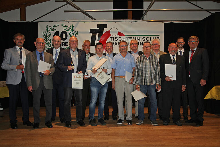 Zahlreiche langjährige aktive Sportler aus der Sparte Tischtennis durften beim Kommers zum 40-jährigen Gründungsjubiläum des TTC Waldbrunn durch BTTV- Bezirksvorsitzenden UFR-Süd Florian Wäsch (2. von rechts), Schirmherrn und Bürgermeister hans Fiederling (rechts), Landrat Eberhard Nuß (3. von links) und TTC-Vorsitzenden Norbert Christoph (links) Auszeichnungen in Empfang nehmen.
