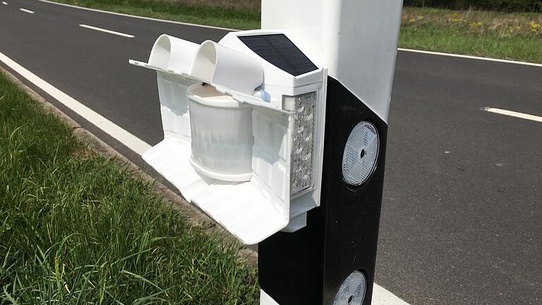 Mit Warnlichtern, die an Leitpfosten angebracht sind, werden Autofahrer vor Wildtieren gewarnt. Ein Testlauf erfolgt auf der B 303 zwischen Schonungen und Waldsachsen. Mit Warnlichtern, die an Leitpfosten angebracht sind, werden Autofahrer vor Wildtieren gewarnt. Ein Testlauf erfolgt auf der B 303 zwischen Schonungen und Waldsachsen.