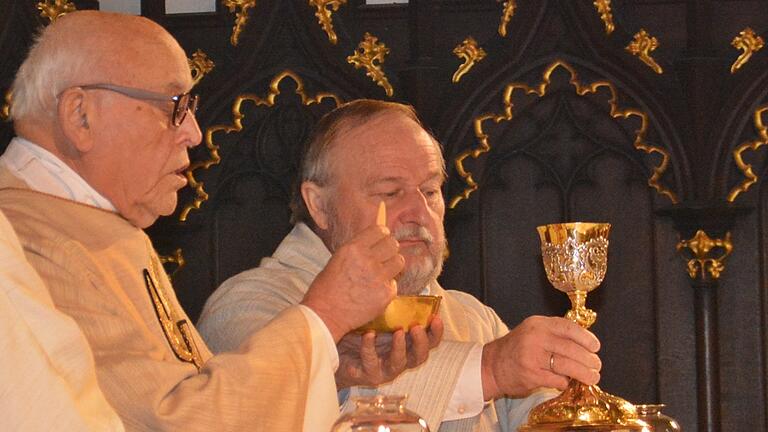 Ein Bild aus vergangenen Tagen, als Pfarrer Linus Eizenhöfer und Diakon Rudi Reuter gemeinsam am Altar der Stadtpfarrkirche standen.