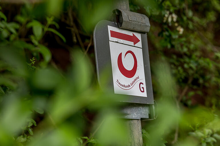 Traumrunde Geiselwind im Landkreis Kitzingen mit dem Tourenlogo: ein rot geschwungener Kreis auf weißem Grund. Traumrunde Geiselwind im Landkreis Kitzingen mit dem Tourenlogo: ein rot geschwungener Kreis auf weißem Grund.