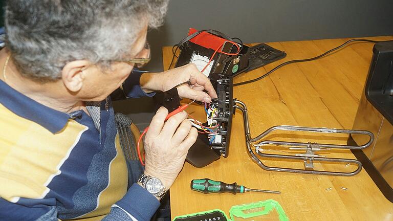 Hobby-Tüflter gehen beim Repair-Café an den Start und versuchen, defekte Geräte zu retten - wie zum Beispiel eine Fritteuse. Hobby-Tüflter gehen beim Repair-Café an den Start und versuchen, defekte Geräte zu retten - wie zum Beispiel eine Fritteuse.