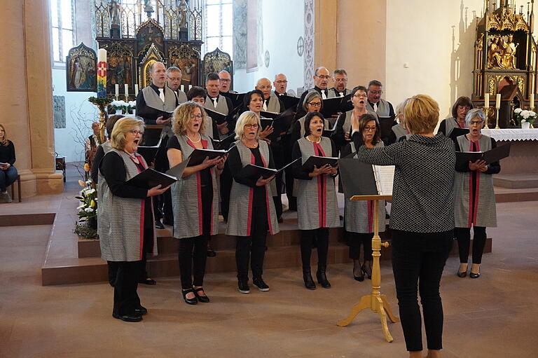 Die Liedertafel Bischofsheim sang beim Benefizkonzert unter Leitung von Edith Hüttner. Die Liedertafel Bischofsheim sang beim Benefizkonzert unter Leitung von Edith Hüttner.