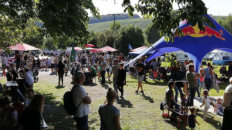 Neben dem Skate Contest und Rock Festival gibt es auch Verkaufsstände.