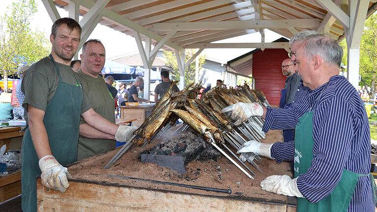 Steckerlfische über dem Holzkohlegrill gegart - eine Köstlichkeit in Trennfeld.