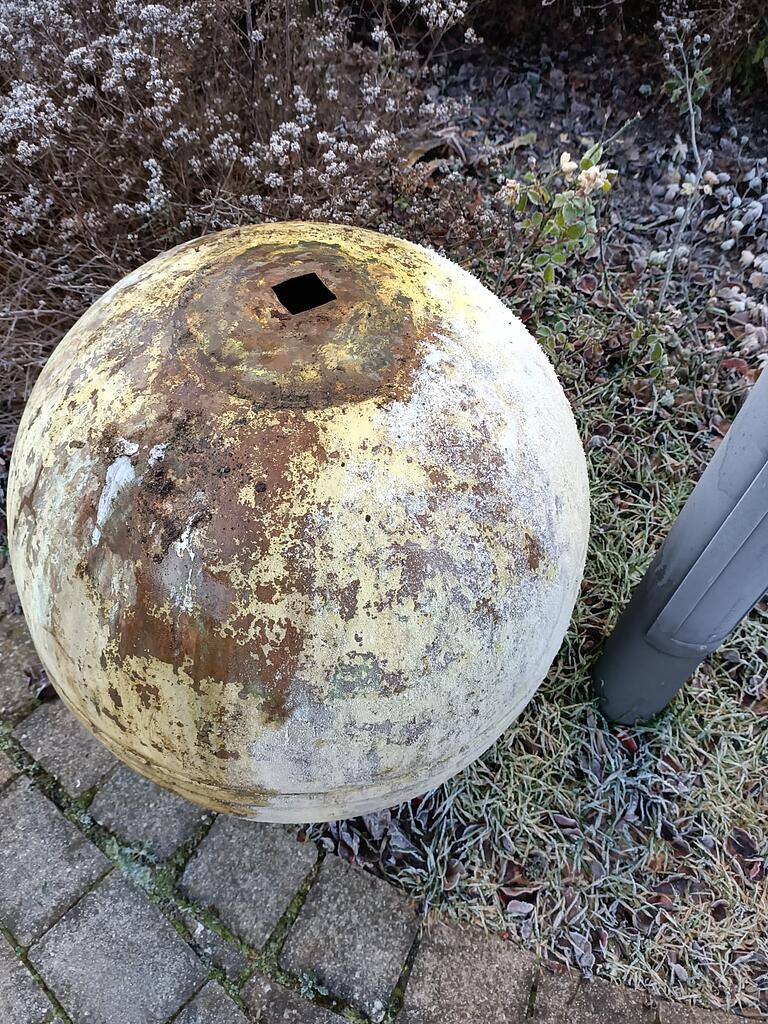 Von Wind und Wetter stark mitgenommen präsentierte sich die Kirchturmkugel vor der Sanierung.