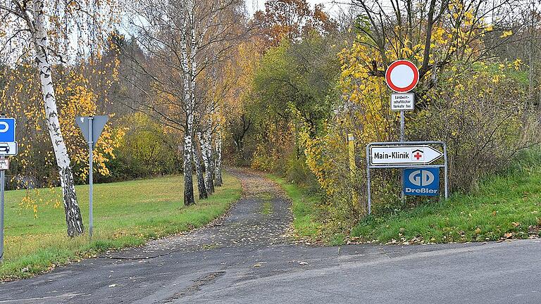 Einen Feldweg unterhalb der Main-Klinik will die Stadt Ochsenfurt mit Beteiligung des Landkreises ausbauen. Die Straße soll Teil einer neuen Ringerschließung der Main-Klinik werden.