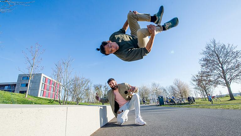 Jem Lachmann (Luft) und Thomas 'Baggy' Bagdas zeigen ihr Breakdance-Können auf dem ehemaligen Landesgartenschau-Gelände am Hubland. Jem Lachmann (Luft) und Thomas 'Baggy' Bagdas zeigen ihr Breakdance-Können auf dem ehemaligen Landesgartenschau-Gelände am Hubland. 