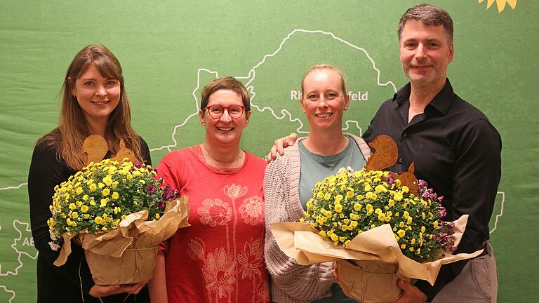 Ein Grünen-Quartett bereit für den Wahlkampf: (von links) Marlies Dumbsky (Listenkandidatin für die Landtagswahl), Andrea Drexelius (Listenkandidatin für die Bezirkswahlen), Eva-Maria Stöcklein (Direktkandidatin für die Bezirkswahlen) und Wolfgang Lenhard (Direktkandidat für die Landtagswahlen).