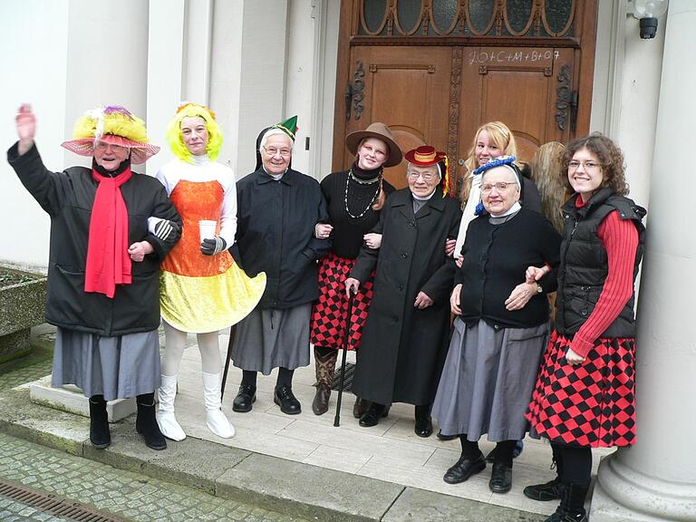 Der Faschingsumzug in Eichelsdorf war jahrelang mit einem Stopp im Klosterhof verbunden, wo die dortigen Klosterschwestern es sich nicht nehmen ließen und auch ein wenig mit feierten.