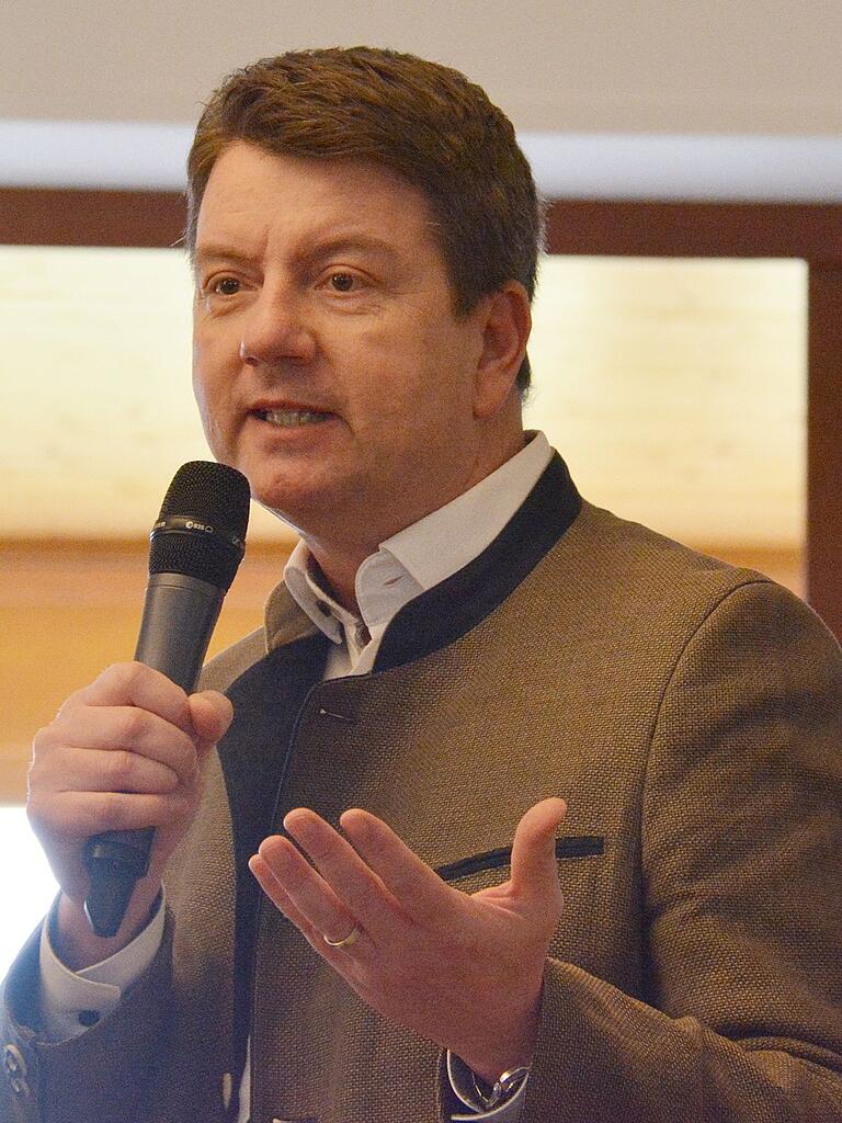 Innenstaatssekretär Sandro Kirchner sagte den frischgebackenen Gesellen, dass man mit der Freisprechung ihnen einen roten Teppich für ihr weiteres Leben ausrollt.