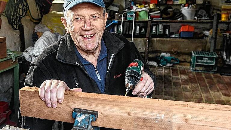 Peter Demut aus Wiesenbronn (Lkr. Kitzingen) hat mit 67 Jahren noch einen neuen Minijob als Hausmeister angefangen. Mit 73 Jahren ist er jetzt in Rente gegangen. Peter Demut aus Wiesenbronn (Lkr. Kitzingen) hat mit 67 Jahren noch einen neuen Minijob als Hausmeister angefangen. Mit 73 Jahren ist er jetzt in Rente gegangen.