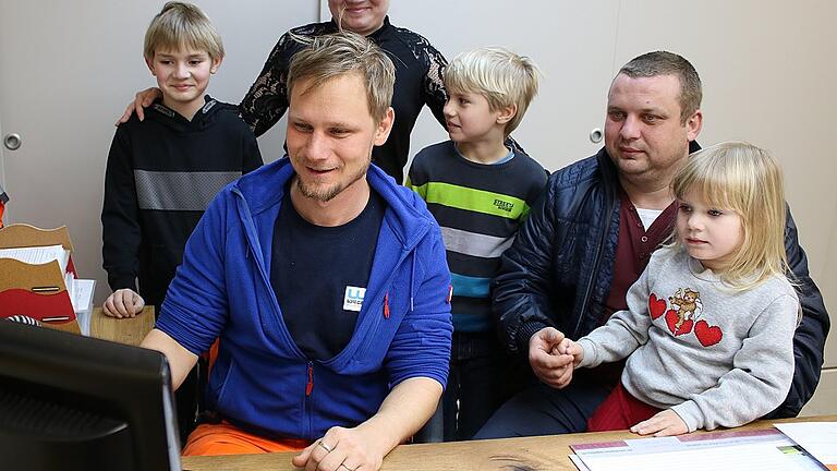 Ein Besuch bei Papa Leonid (rechts) auf der Arbeitsstelle im Eberner Bauhof ist für die Kinder Rostic, Seva und Amina und die Mama Olha (stehend) immer interessant. Christian Raehse (links), Leiter des Eberner Bauhofs, erklärt den Kinder am Computer, was es im Bauhof alles zu tun gibt. Der Alltag der Familie Hurko in Ebern könnte jedoch bald enden: Ihr droht die Abschiebung in den Kriegsalltag der Ukraine.