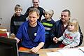 Ein Besuch bei Papa Leonid (rechts) auf der Arbeitsstelle im Eberner Bauhof ist für die Kinder Rostic, Seva und Amina und die Mama Olha (stehend) immer interessant. Christian Raehse (links), Leiter des Eberner Bauhofs, erklärt den Kinder am Computer, was es im Bauhof alles zu tun gibt. Der Alltag der Familie Hurko in Ebern könnte jedoch bald enden: Ihr droht die Abschiebung in den Kriegsalltag der Ukraine.
