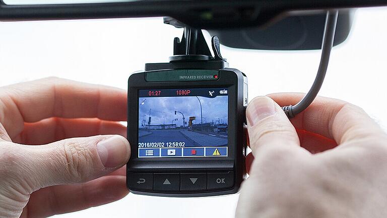 Digitalen Aufnahmestempel bei Dashcams nutzen       -  Sie sieht fast alles: Eine unter dem Rückspiegel angebrachte Dashcam kann das Verkehrsgeschehen vor dem Auto aufzeichnen.