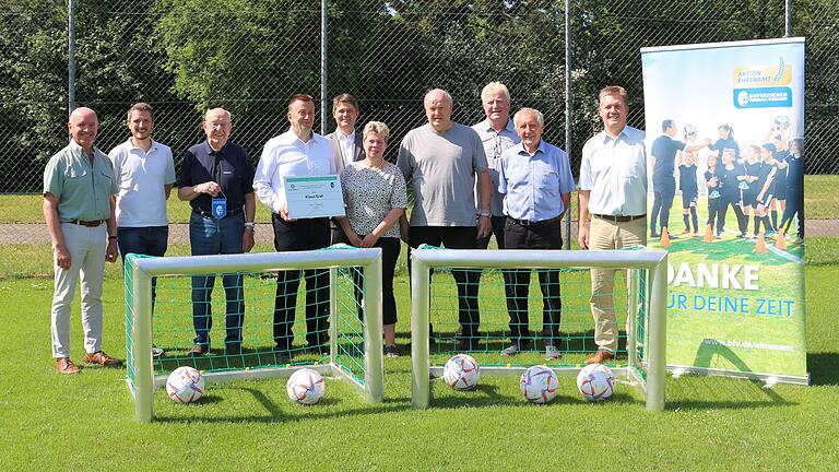 Die Gratulanten für das Club-100-Mitglied: (von links) Landrat Thomas Habermann, Ralph Rautenberg (2. Vorsitzender TSV Mellrichstadt), Wolfgang Taubert (Vereinsehrenamtsbeauftragter TSV Mellrichstadt), Klaus Graf, Bürgermeister Michael Kraus, Margit Graf, Rainer Lochmüller (BFV-Kreisvorsitzender), Wolfram Raab (Vorsitzender 1. JFG Rhön), Toni Adelhardt (Bezirksehrenamtsreferent) und Harald Friedrich (Kreisehrenamtsbeauftragter).