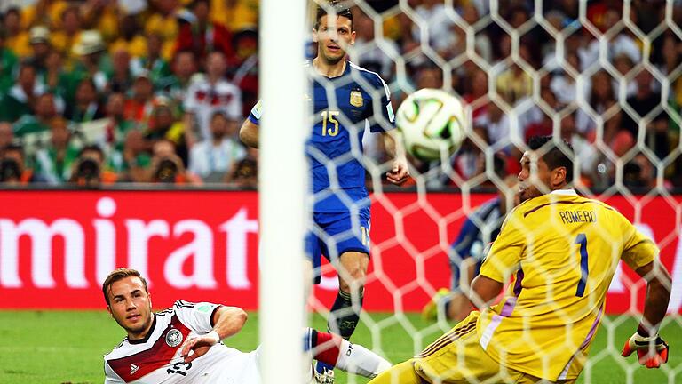 Mario Götze im WM-Finale 2014.jpeg       -  Mario Götze (links) schießt das 1:0 gegen Argentiniens Torhüter Sergio Romero. Auch das Tor wurde nachgezeichnet.