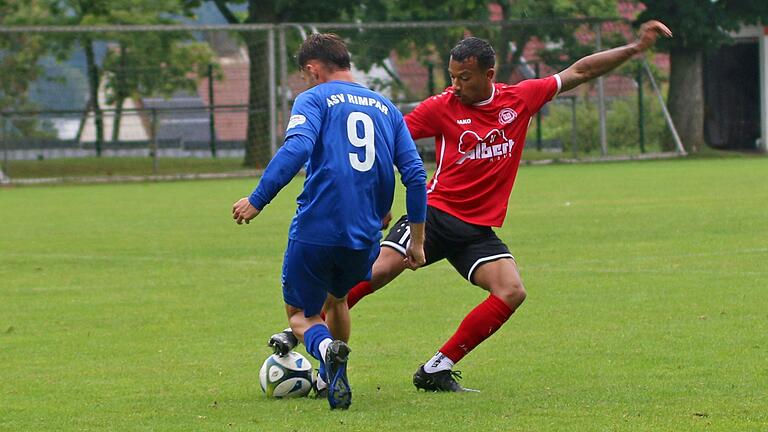 Mann des Spiels: Schweinfurts Stürmer Tyrell Walton (rechts, hier im Zweikampf mit Rimpars Christian Kuhn) traf zum 1:0 und bereitete das 2:0 vor.