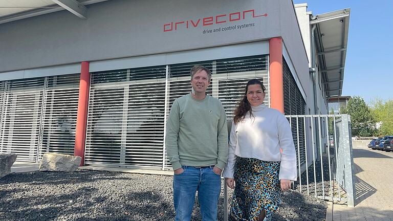 Michael Weisenseel und Lara Kapp vor dem Drivecon-Betriebssitz im Dettelbacher Mainfrankenpark. Das Unternehmen setzt auf eine familienfreundliche Personalpolitik, um Mitarbeiter und ihr Know-how in der Firma zu halten. Michael Weisenseel und Lara Kapp vor dem Drivecon-Betriebssitz im Dettelbacher Mainfrankenpark. Das Unternehmen setzt auf eine familienfreundliche Personalpolitik, um Mitarbeiter und ihr Know-how in der Firma zu halten.