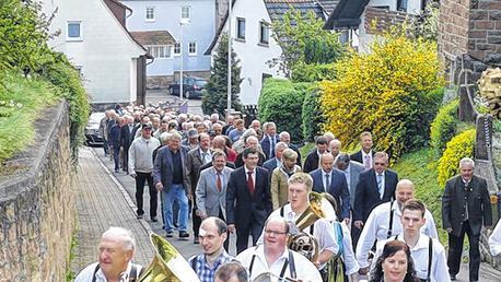 Kirchenparade der Siebener: Im festlichen Zug, angeführt von den Ober-, Mittel- und Burgsinner Musikanten, zogen die Honoratioren und Feldgeschworenen zum Tagungslokal Turnhalle.