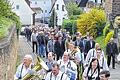 Kirchenparade der Siebener: Im festlichen Zug, angeführt von den Ober-, Mittel- und Burgsinner Musikanten, zogen die Honoratioren und Feldgeschworenen zum Tagungslokal Turnhalle.