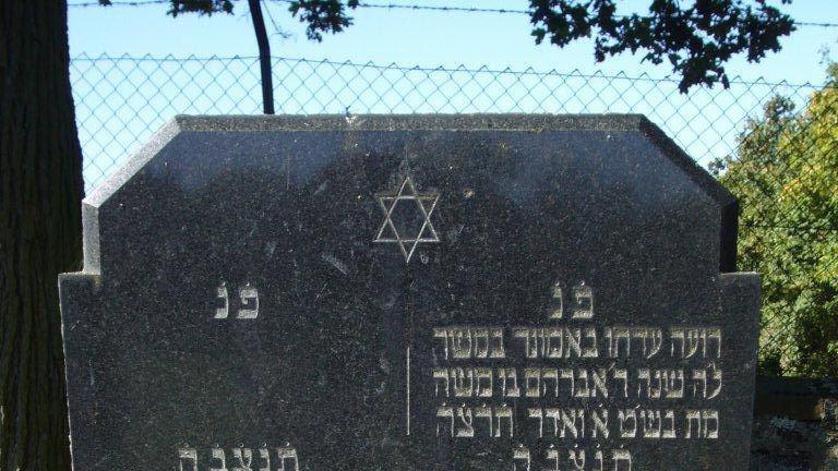 Die Grabsteine der Familie Hahn: Auf dem israelitischen Friedhof bei Gerolzhofen zeigt sich auch ein Stück jüdischer Begräbniskultur. Ein schon belegtes Grab darf nicht noch einmal genutzt werden. Deswegen ist Moritz neben seinem Vater Abraham beerdigt, Abrahams und Moritz' Ehefrauen Ernestine und Babette haben Einzelgräber in räumlichem Abstand. Die Grabsteine der Familie Hahn: Auf dem israelitischen Friedhof bei Gerolzhofen zeigt sich auch ein Stück jüdischer Begräbniskultur. Ein schon belegtes Grab darf nicht noch einmal genutzt werden. Deswegen ist Moritz neben seinem Vater Abraham beerdigt, Abrahams und Moritz' Ehefrauen Ernestine und Babette haben Einzelgräber in räumlichem Abstand.