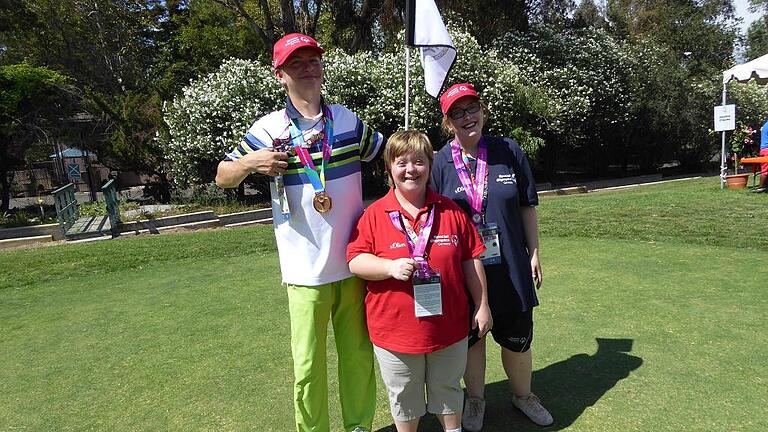 Special Olympics in Los Angeles: Unter den Teilnehmern waren auch (von links) Mathias Lenzmeier, Sarah Rinkowitz und Michel Fischer, die hier ihre Medaillen und Ehrungen vom Golfen zeigen.