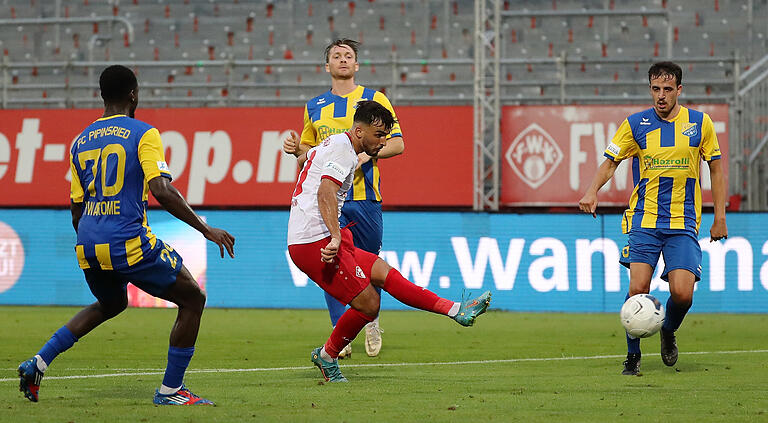 Im Hinspiel feierten Dardan Karimani, der hier den sechsten Treffer erzielt, und die Würzburger gegen den FC Pipinsried einen 6:0-Kantersieg