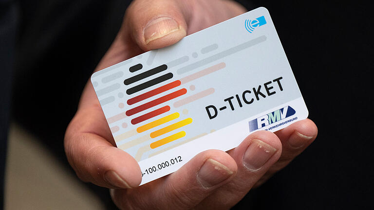 Ein 'D-Ticket' im Chipkartenformat wird anlässlich des Verkaufsstarts des Deutschlandtickets im Frankfurter Hauptbahnhof auf einem Pressetermin gezeigt.