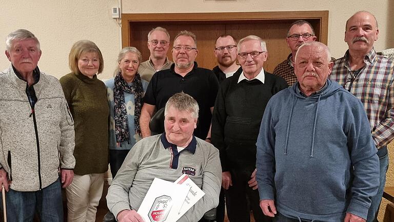 Gruppenbild mit den Geehrten, die Ihre Urkunden persönlich in Empfang genommen haben (von links): Josef Plener, Renate Wegemer, Christine Günther, Bernd Czelustek, Vorsitzender Wolfgang Lutz, Gerhard Wehner (vorne sitzend) 2. Vorsitzender Alwin Mi...       -  Gruppenbild mit den Geehrten, die Ihre Urkunden persönlich in Empfang genommen haben (von links): Josef Plener, Renate Wegemer, Christine Günther, Bernd Czelustek, Vorsitzender Wolfgang Lutz, Gerhard Wehner (vorne sitzend) 2. Vorsitzender Alwin Minnich, Karl Nürnberger, Bernd Söder und Stefan Heuring