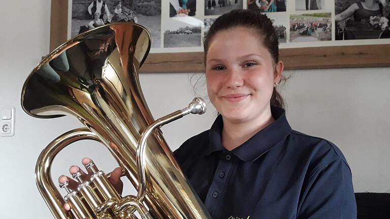 Mona Reuß mit ihre Euphonium, mit dem sie beim Symphonic Mob in Bad Kissingen teilnimmt.       -  Mona Reuß mit ihre Euphonium, mit dem sie beim Symphonic Mob in Bad Kissingen teilnimmt.