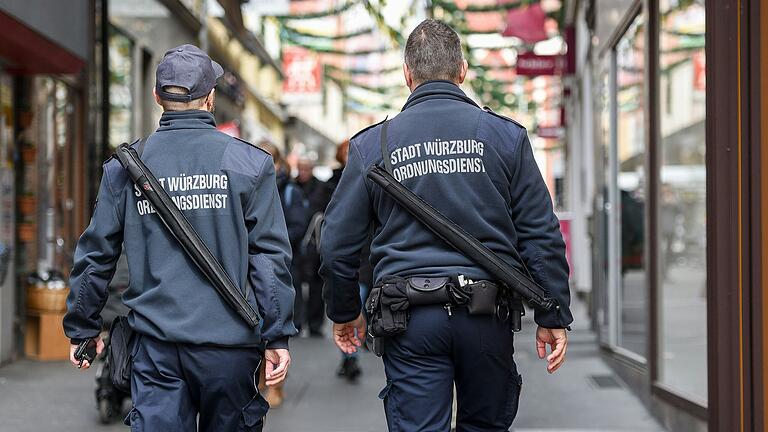 Auf diesem Archivfoto sind zwei Mitarbeiter des Würzburger Ordnungsdienstes in der Innenstadt unterwegs.