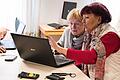 Doris Baumann (links) hilft einer Dame gerade dabei, Fotos von ihrem Handy auf den PC zu übertragen. Im Internetcafé &bdquo;Von Senioren für Senioren&ldquo; des Caritas Seniorenzentrums St. Thekla helfen sich die Damen gegenseitig beim Eintritt in die digitale Welt.