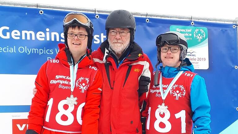 Erfolgreich in reit im Winkl: die jungen Sportler der Mainfränkischen Werkstätten bei den Special Olympics Bayern Winterspielen mit ihrem Betreuer.