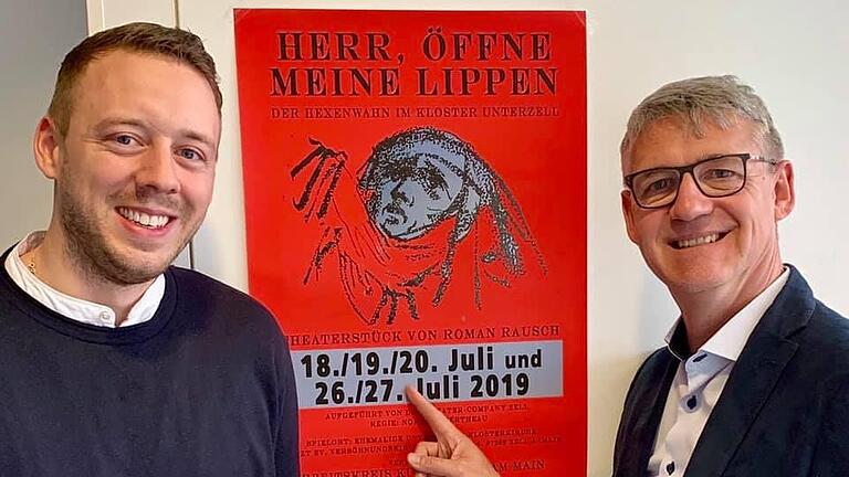 Markus Ettlinger (links) spielt&nbsp;im Theaterstück einen jugendlichen Klostersekretär, Bernd Spengler (rechts) einen Arzt und Pater.