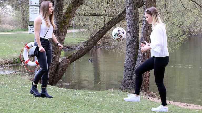 Auch auf dem Fußballplatz unzertrennlich: Die Grafenrheinfelderinnen Vanessa (links) und Antonia Heider - hier beim kurzen Ballhochhalten zwischendurch. Auch auf dem Fußballplatz unzertrennlich: Die Grafenrheinfelderinnen Vanessa (links) und Antonia Heider - hier beim kurzen Ballhochhalten zwischendurch.
