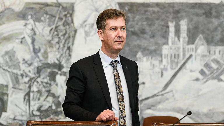 'Mit allen Kickers-Fans freuen wir uns auf die kommende Saison und drücken die Daumen, dass es dann wieder nach oben geht', sagt Oberbürgermeister Christian Schuchardt. 'Mit allen Kickers-Fans freuen wir uns auf die kommende Saison und drücken die Daumen, dass es dann wieder nach oben geht', sagt Oberbürgermeister Christian Schuchardt.