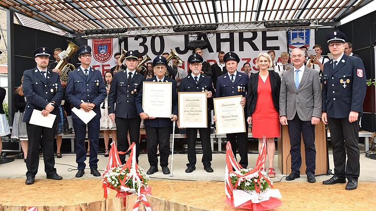 Ehrungen bei der Retzstadter Feuerwehr (von links): Kommandant Frank Rudolph, Daniel Full, KBI Stefan Brust, die neuen Ehrenmitglieder Werner Krug, Franz Josef Strifsky und Hermann Keupp sowie stellvertretende Landrätin Pamela Nembach, Bürgermeister Karl Gerhard und Vorsitzender Jürgen Winkler.