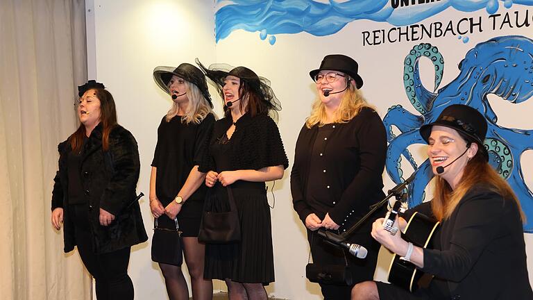 „Die schrillen Witwen von Reichenbach“ singen und musizieren. - „Die schrillen Witwen von Reichenbach“ singen und musizieren. „Die schrillen Witwen von Reichenbach“ singen und musizieren. - „Die schrillen Witwen von Reichenbach“ singen und musizieren.