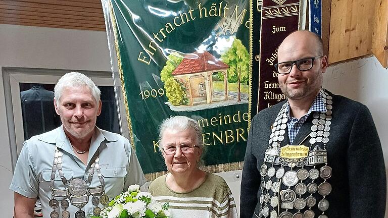 Im Bild: (von links) 2. Bürgermeister Guido Nieger, Erika Haßelbacher, 1. BürgermeisterMartin Geitz.