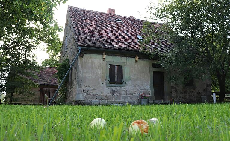 Im Garten liegen die Äpfel. Auch eine Scheune gehörte zu dem Bauernhaus, in dem Hans und Rosa Reinfelder ein kärgliches Leben führten. Im Garten liegen die Äpfel. Auch eine Scheune gehörte zu dem Bauernhaus, in dem Hans und Rosa Reinfelder ein kärgliches Leben führten.
