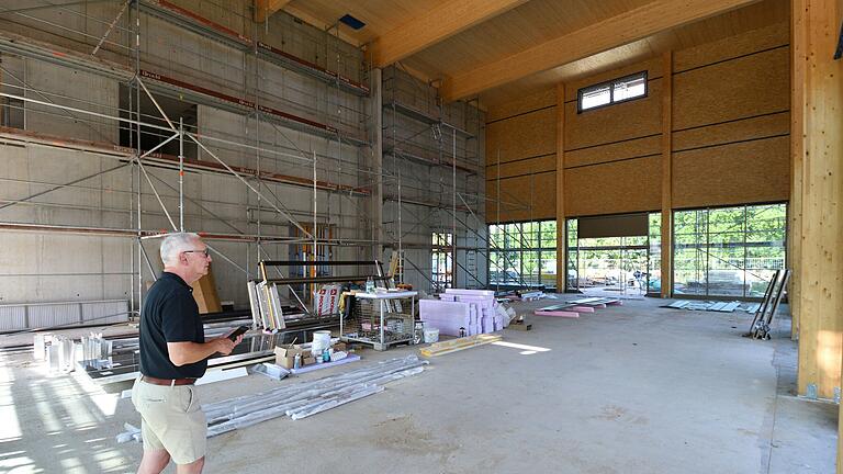 Investor Joachim Beck in der Veranstaltungshalle am Flockenwerk, in die in diesen Tagen die Fenster eingesetzt wurden.