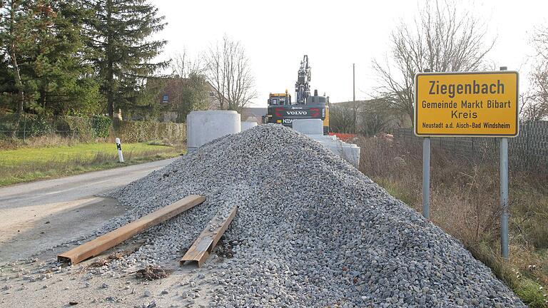 Südlich von Birklingen wartet die nächste Baustelle. Die Ortsdurchfahrt Ziegenbach wird das gesamte Jahr 2025 gesperrt bleiben.